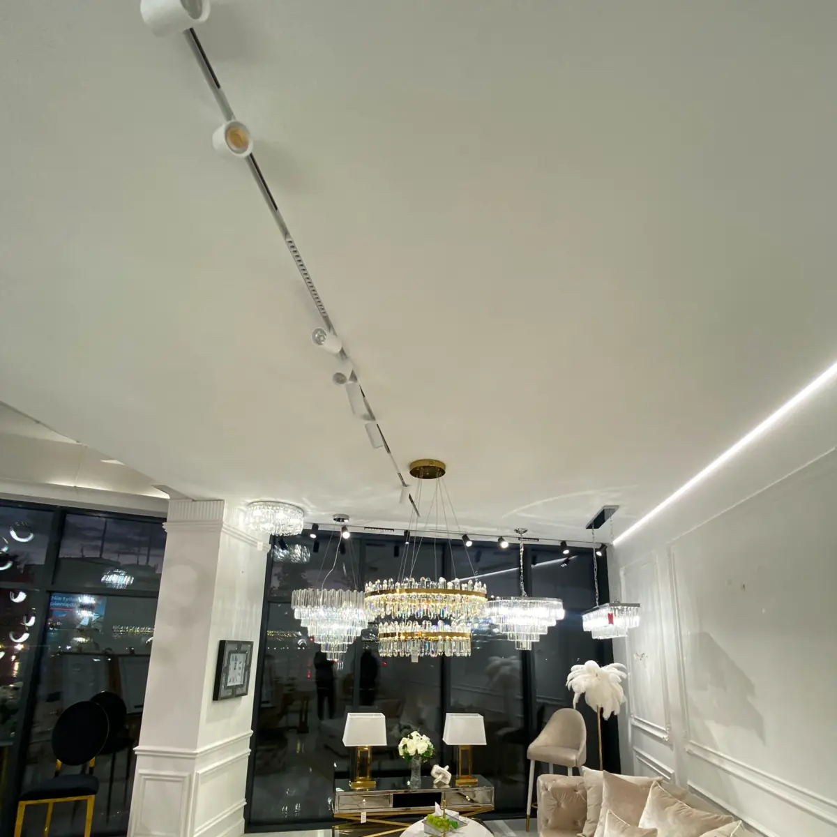 LED-линия вдоль стены под белым натяжным потолком